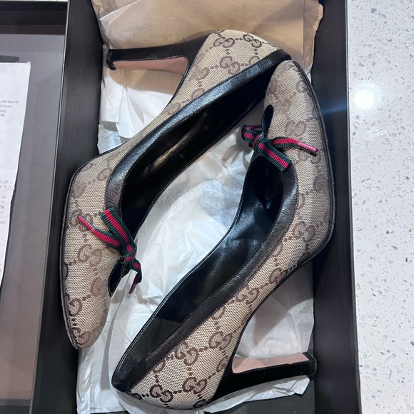 Gucci Vintage Beige & Black Heels with Signature Pattern Red Green Bows Size 8 - Picture 12 of 12